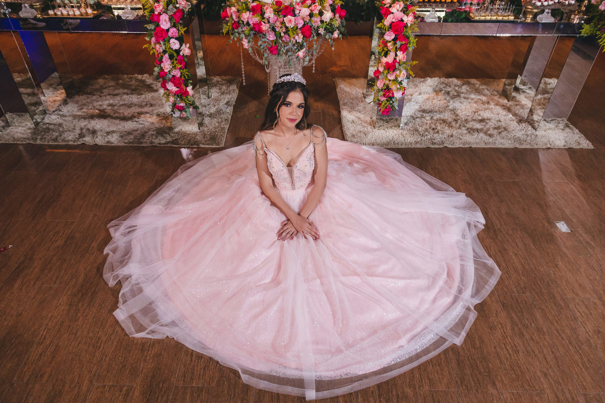 Festa de Aniversário de 15 Anos da Eloisa Marthos no Espaço Atmosphera | sonho de princesa valsa cerimonia vestido inspiração ideias criatividade floral princesa | fotógrafo em Guarujá Ton Prans Fotografia