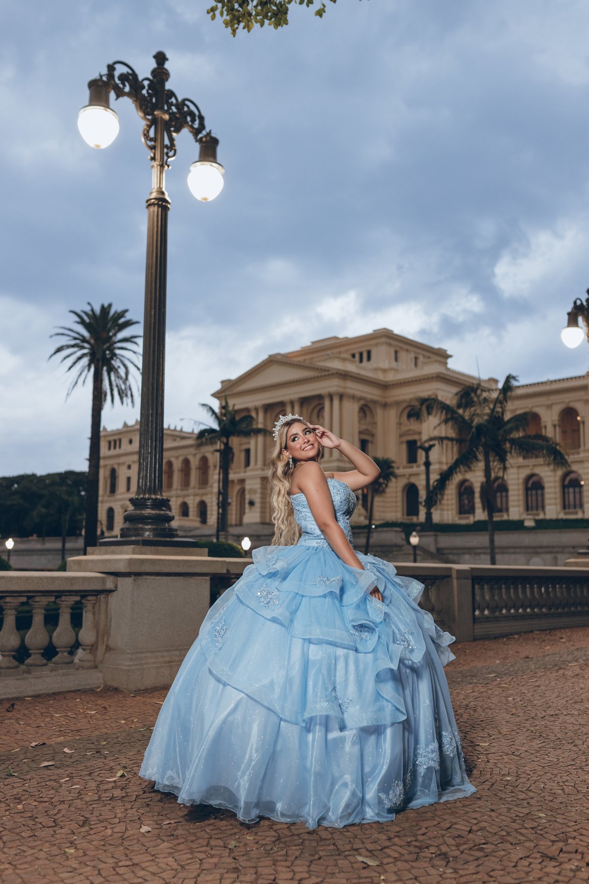 ensaio fotografico book debutante 15 anos ensaio fotográfico book debutante 15 anos museu ipiranga realeza vestido princesa Disney Cinderela Cinderella | inspiração ideias criatividade poses modelo | fotografo em Guarujá Ton Prans Fotografia