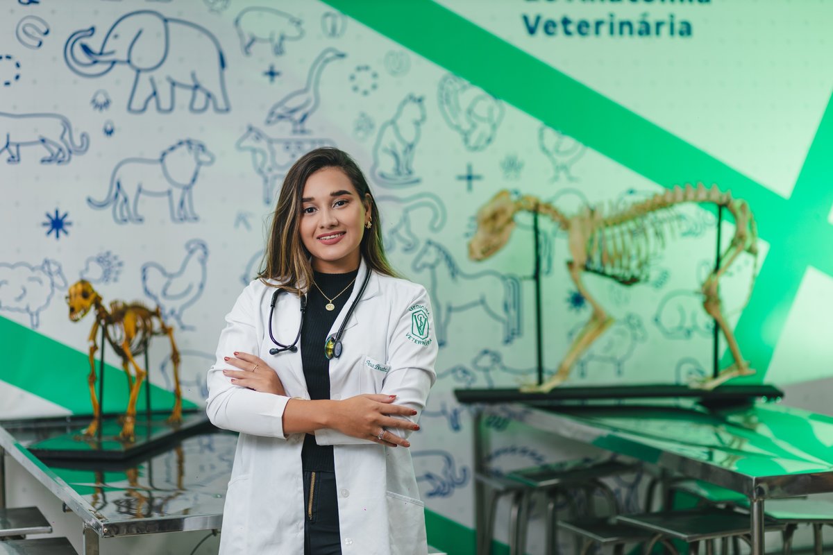 ensaio de formatura dos formandos de veterinária da universidade São Judas Campus Unimonte vestindo jaleco, pijama