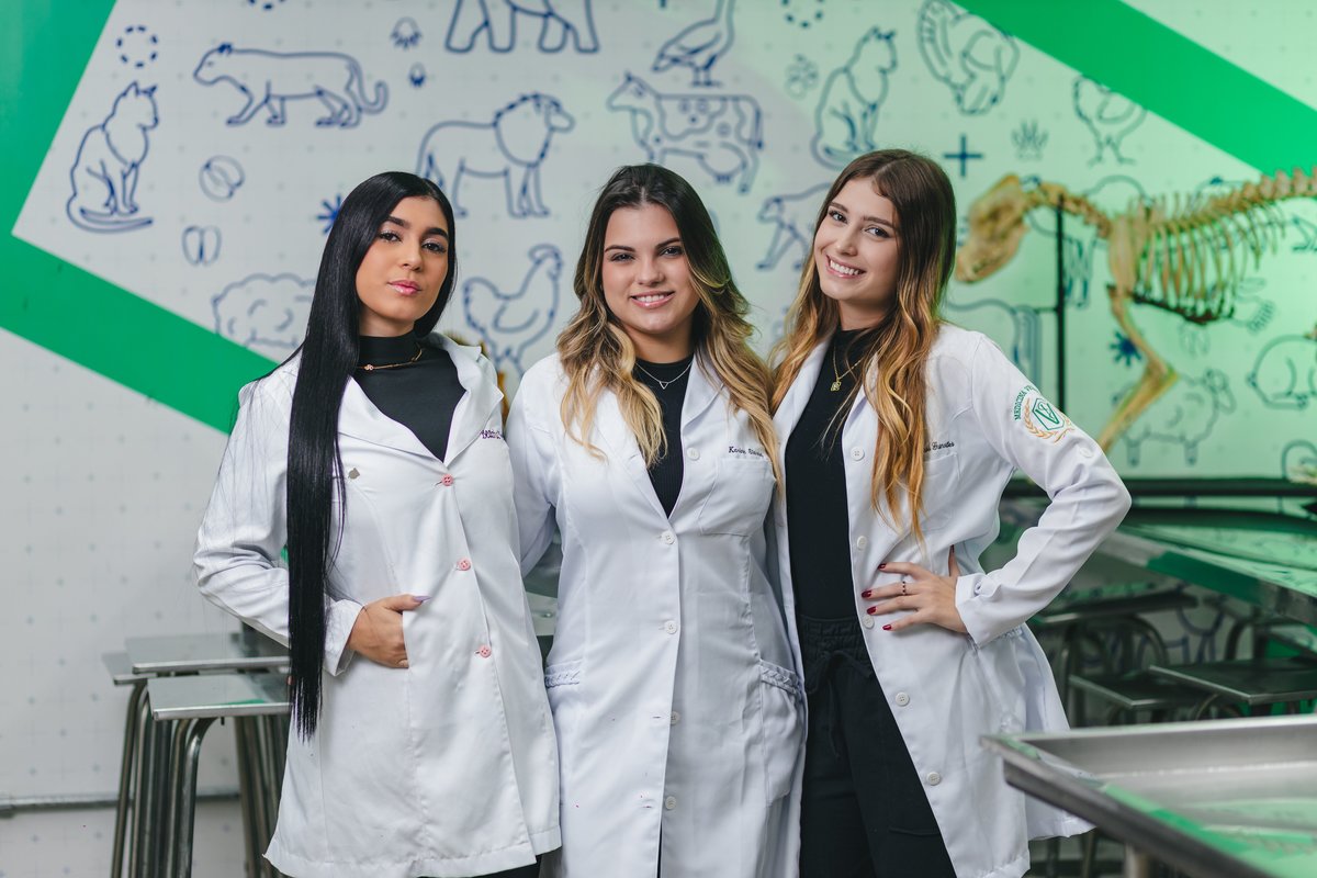 ensaio de formatura dos formandos de veterinária da universidade São Judas Campus Unimonte vestindo jaleco, pijama