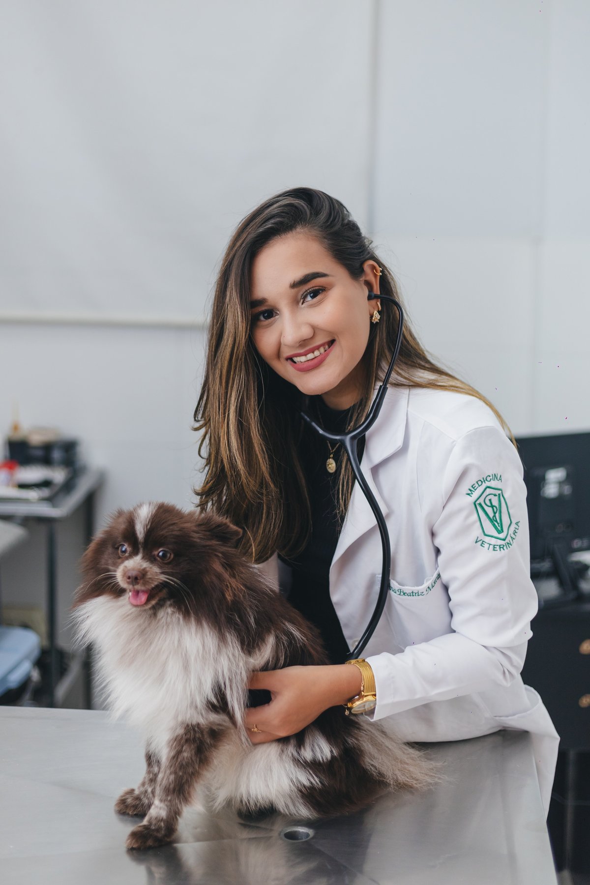 ensaio de formatura dos formandos de veterinária da universidade São Judas Campus Unimonte vestindo jaleco, pijama