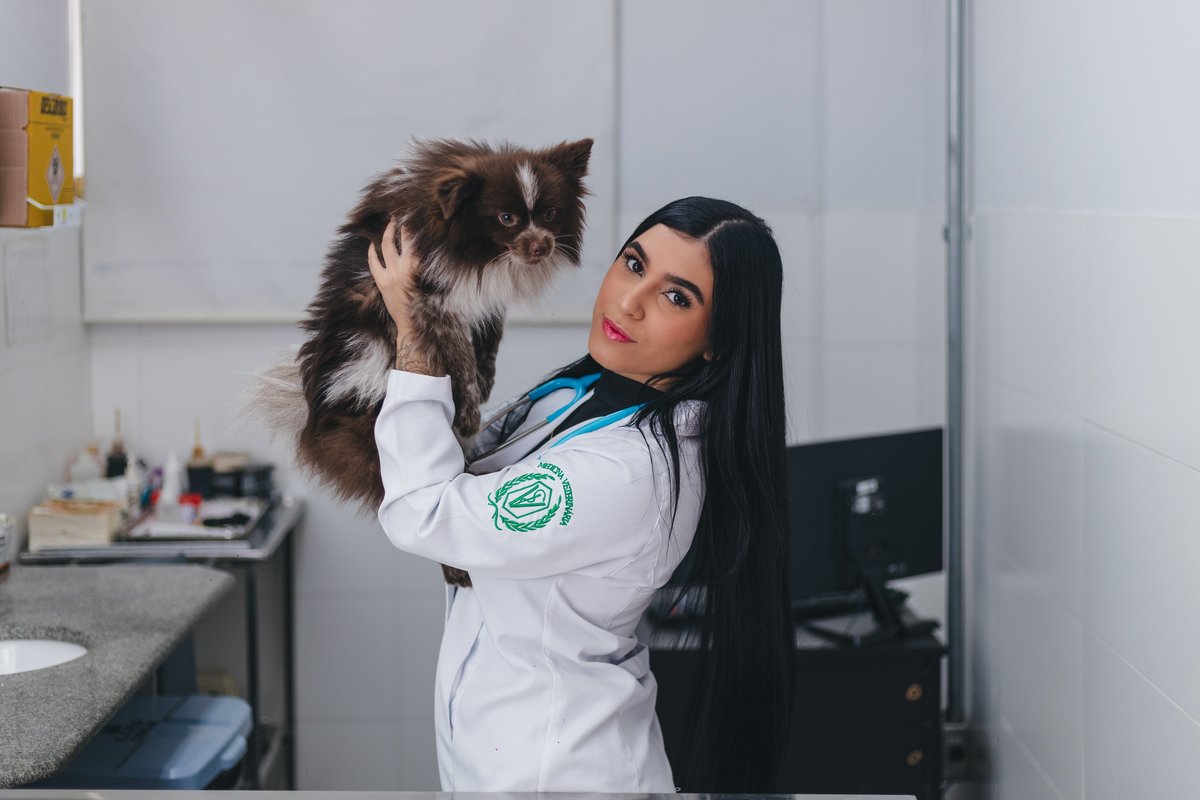 ensaio de formatura dos formandos de veterinária da universidade São Judas Campus Unimonte vestindo jaleco, pijama