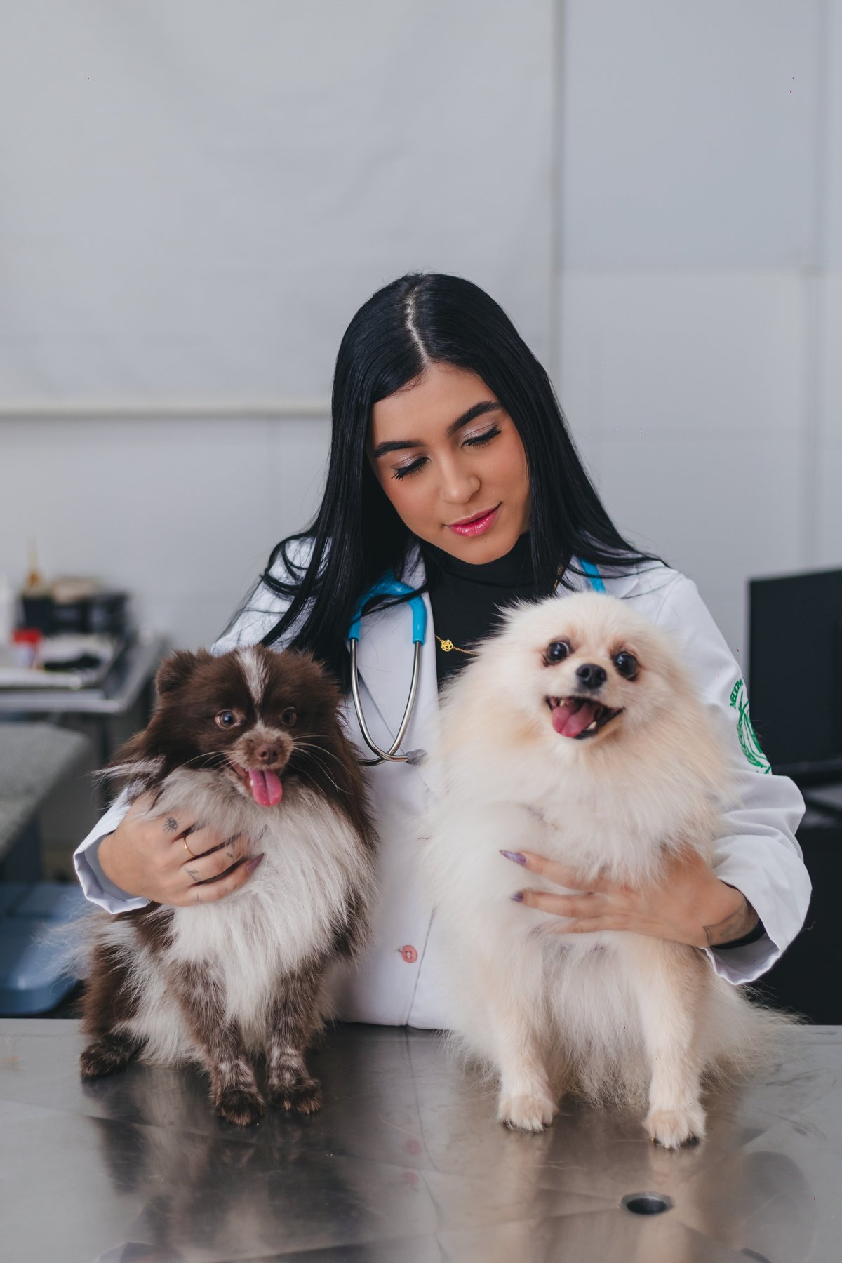 ensaio de formatura dos formandos de veterinária da universidade São Judas Campus Unimonte vestindo jaleco, pijama