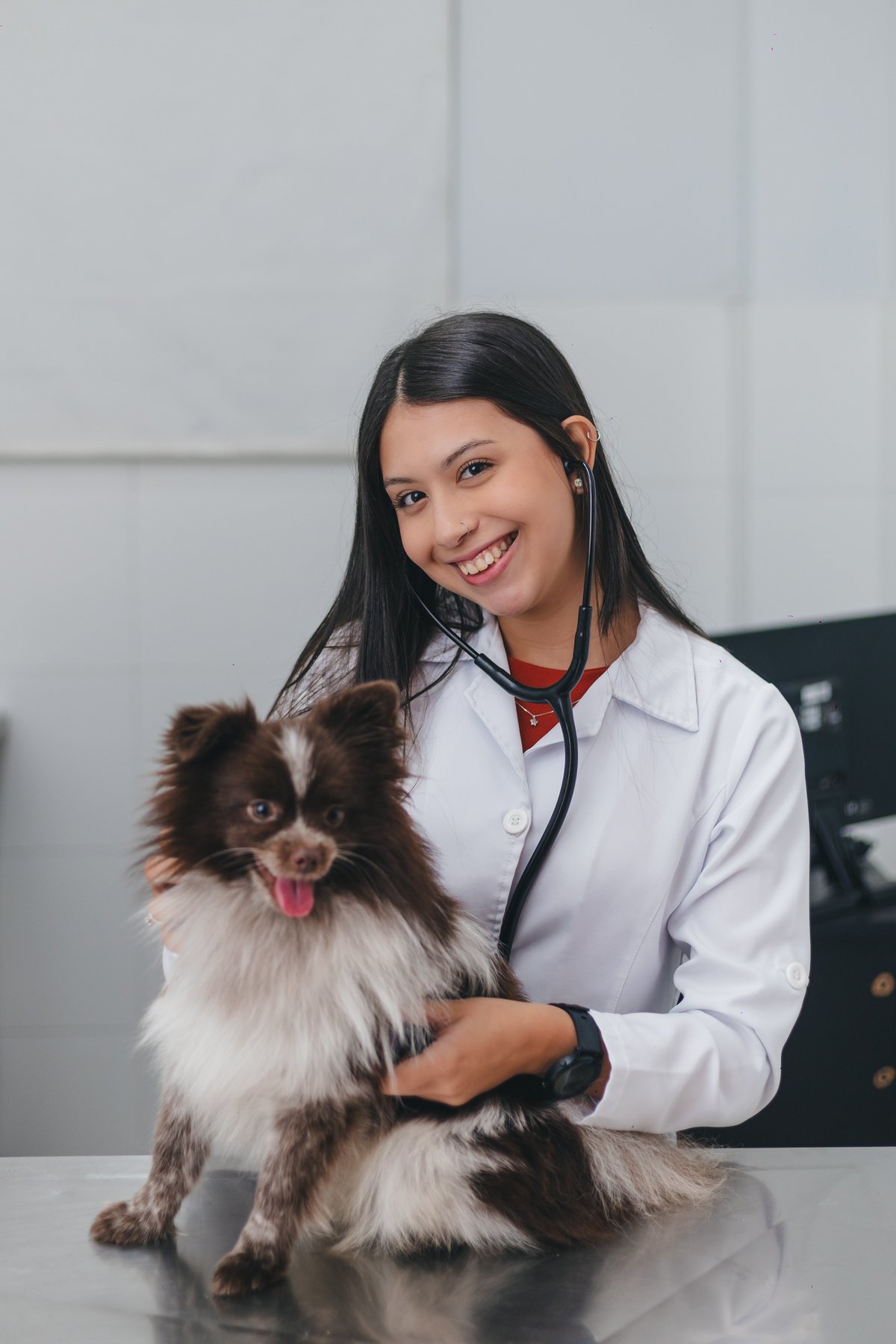 ensaio de formatura dos formandos de veterinária da universidade São Judas Campus Unimonte vestindo jaleco, pijama