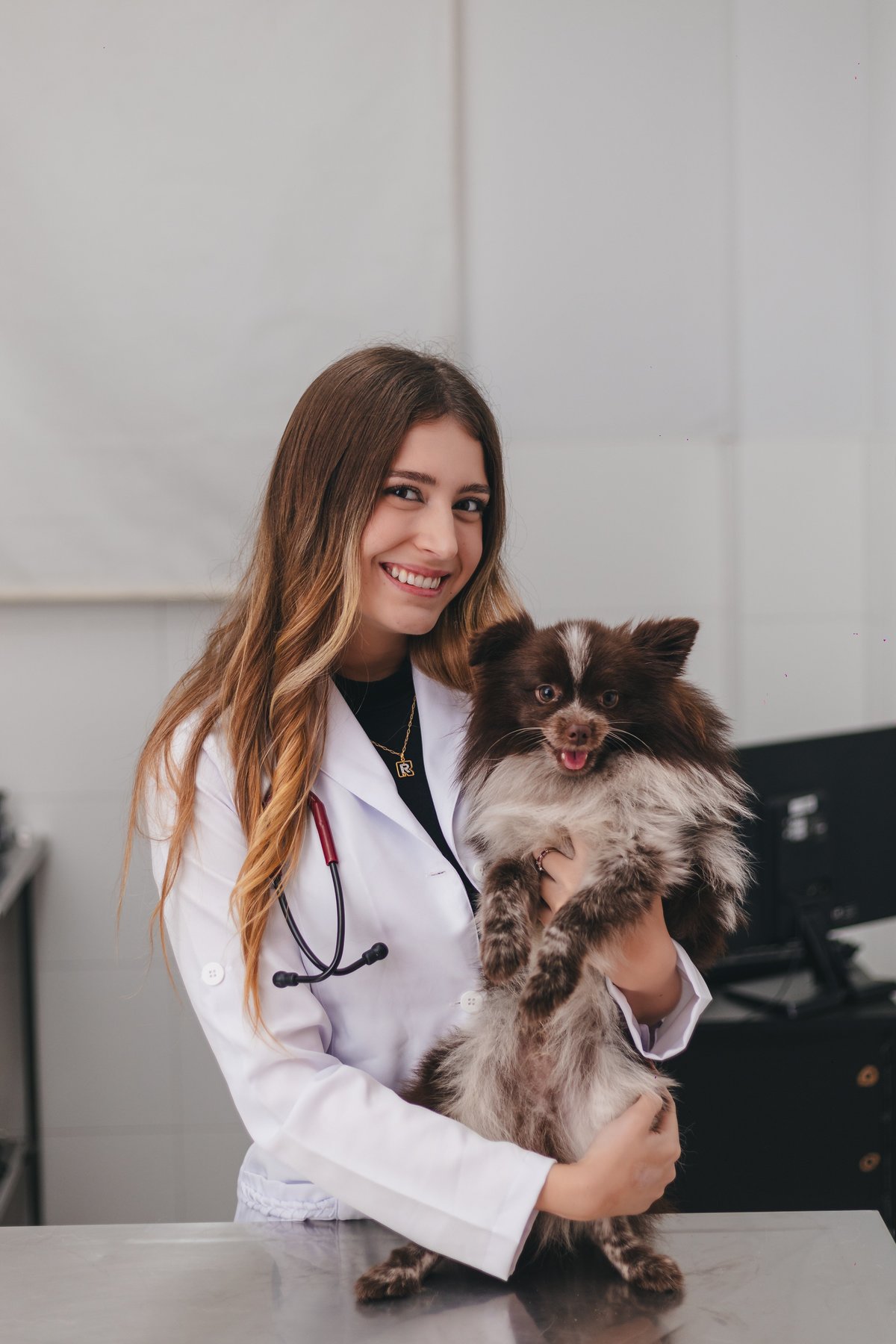 ensaio de formatura dos formandos de veterinária da universidade São Judas Campus Unimonte vestindo jaleco, pijama