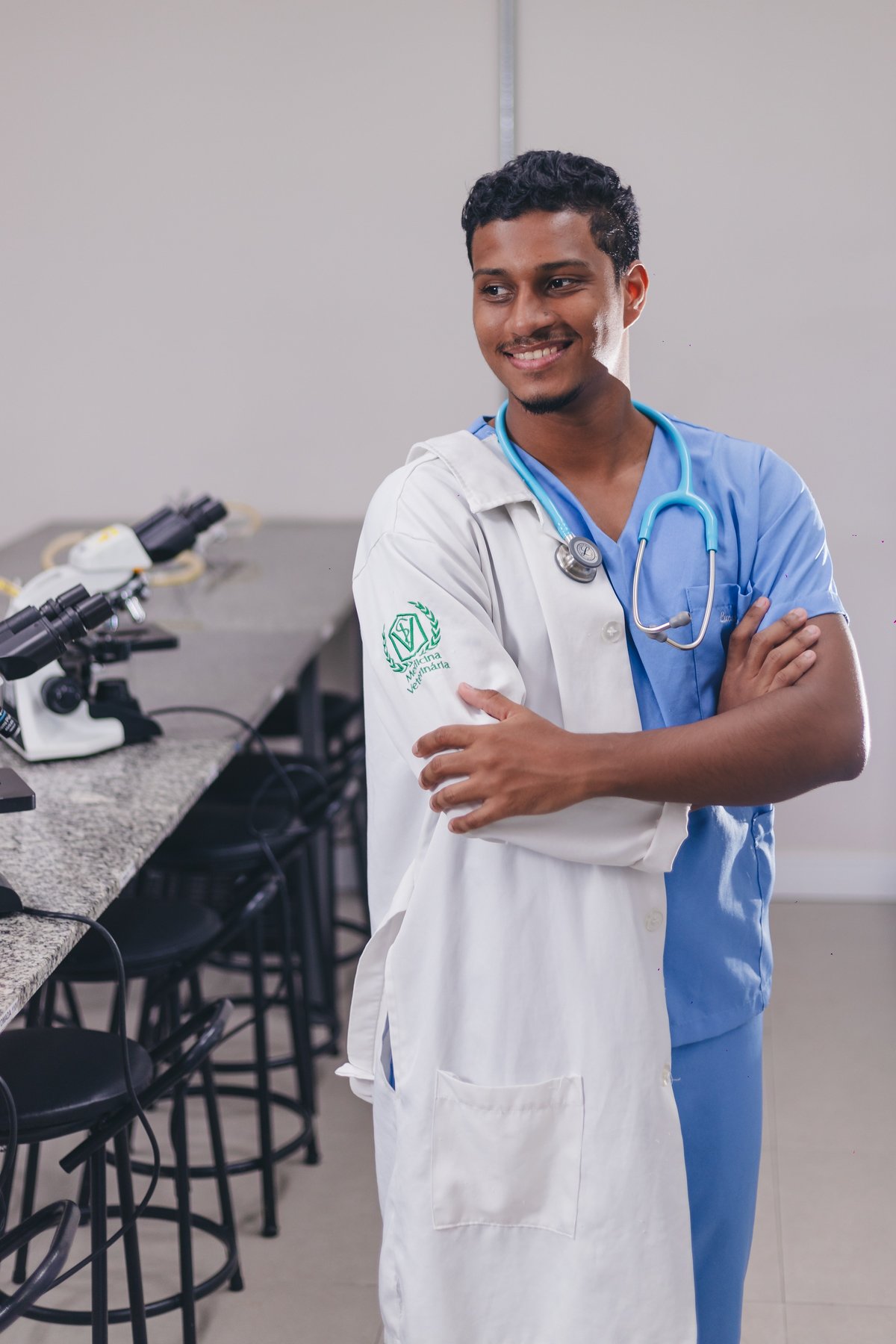 ensaio de formatura dos formandos de veterinária da universidade São Judas Campus Unimonte vestindo jaleco, pijama