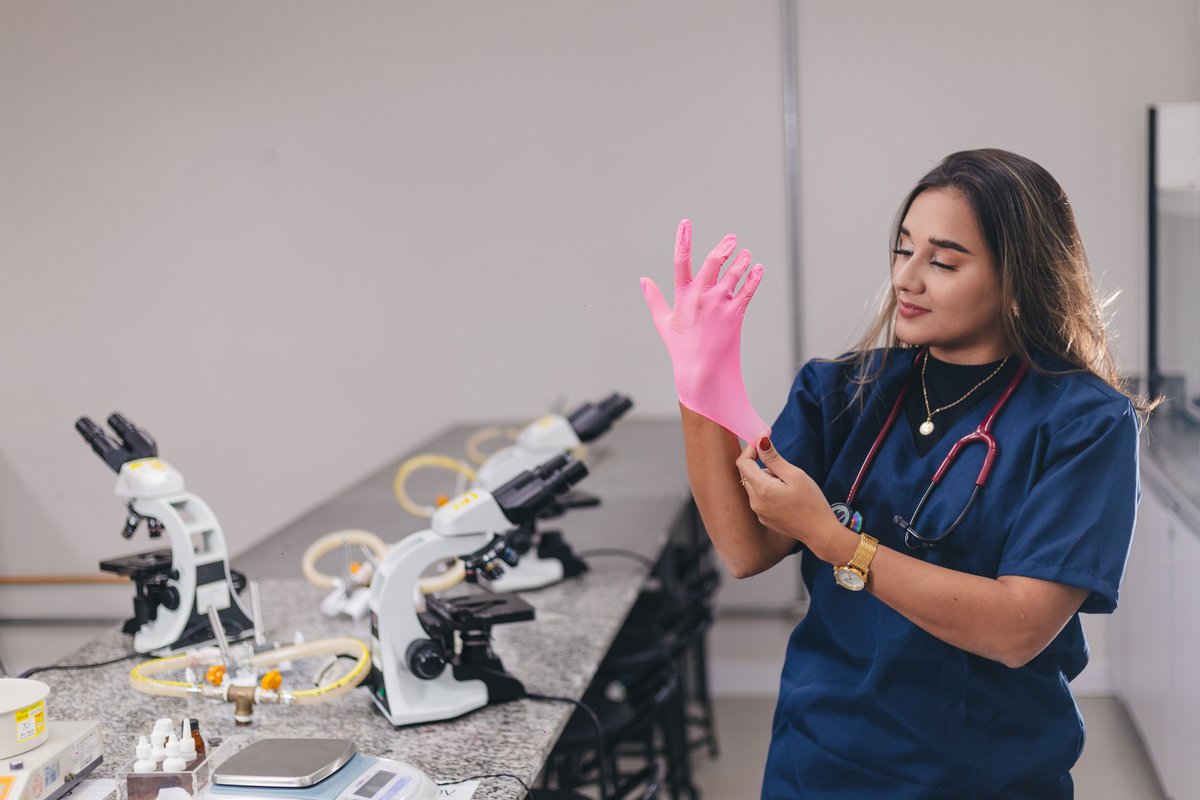 ensaio de formatura dos formandos de veterinária da universidade São Judas Campus Unimonte vestindo jaleco, pijama