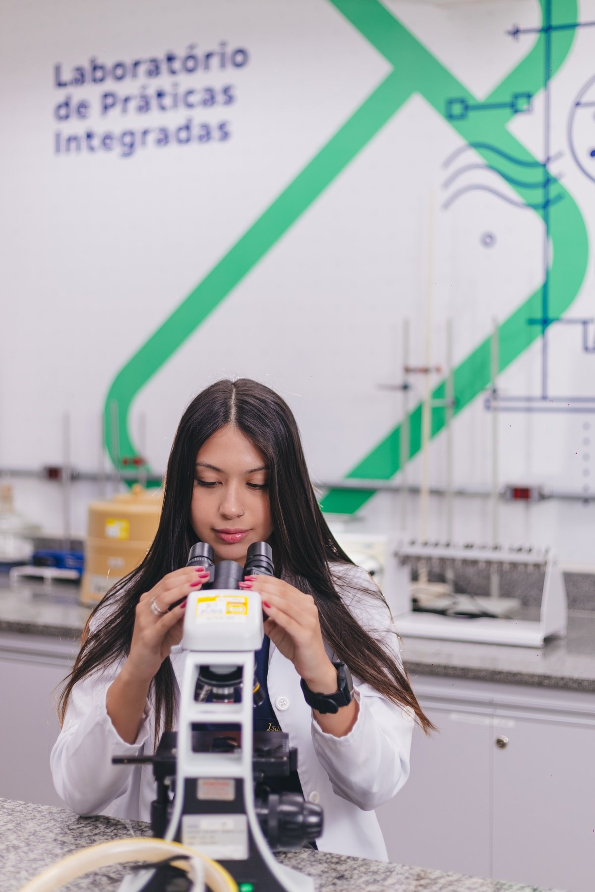 ensaio de formatura dos formandos de veterinária da universidade São Judas Campus Unimonte vestindo jaleco, pijama