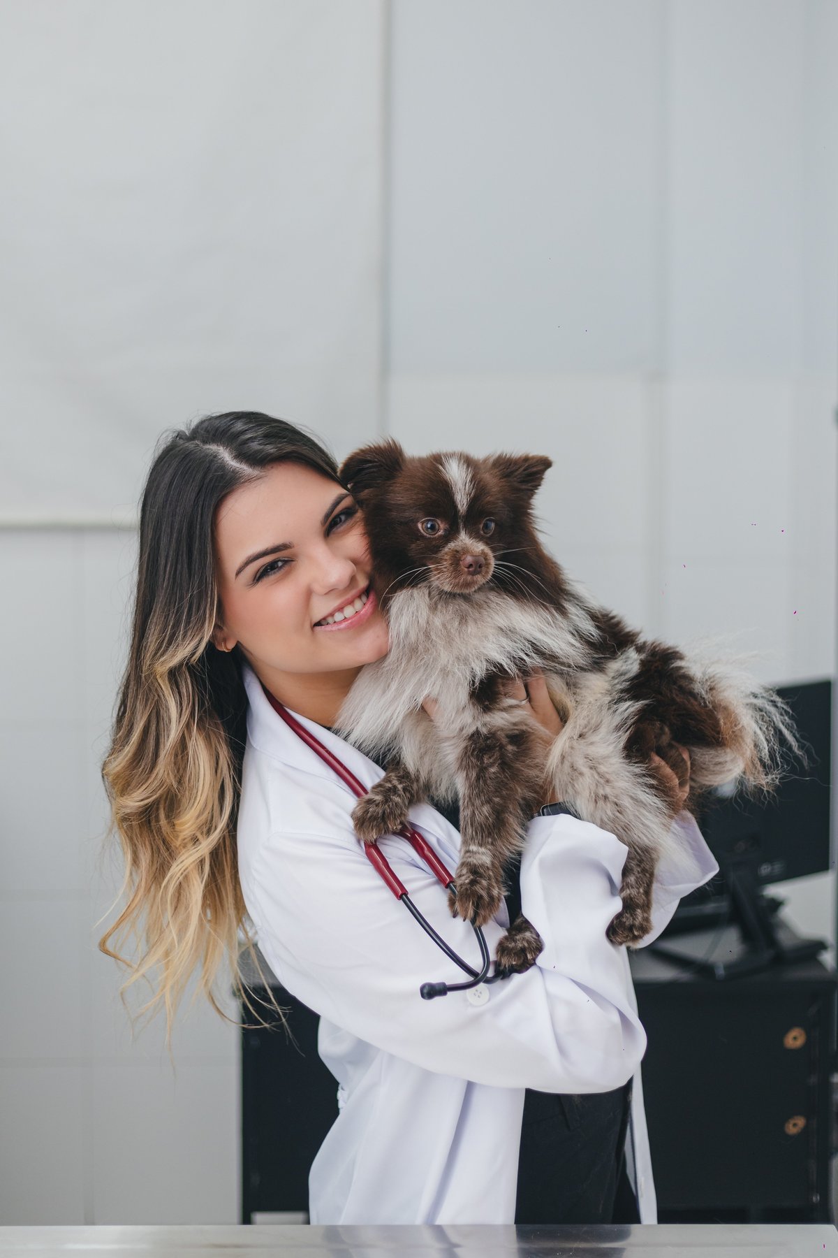 ensaio de formatura dos formandos de veterinária da universidade São Judas Campus Unimonte vestindo jaleco, pijama