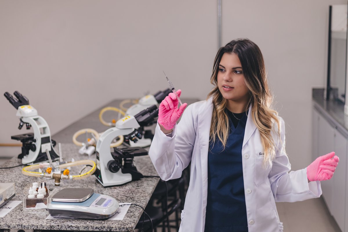 ensaio de formatura dos formandos de veterinária da universidade São Judas Campus Unimonte vestindo jaleco, pijama