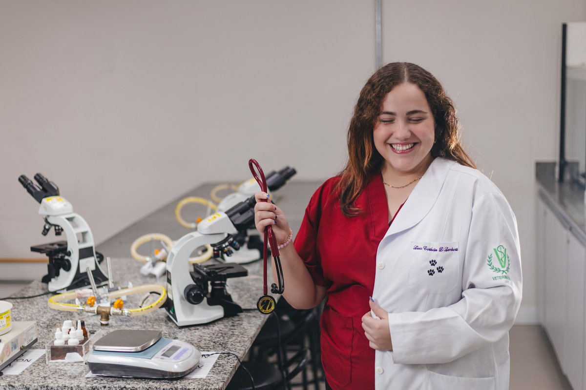 ensaio de formatura dos formandos de veterinária da universidade São Judas Campus Unimonte vestindo jaleco, pijama