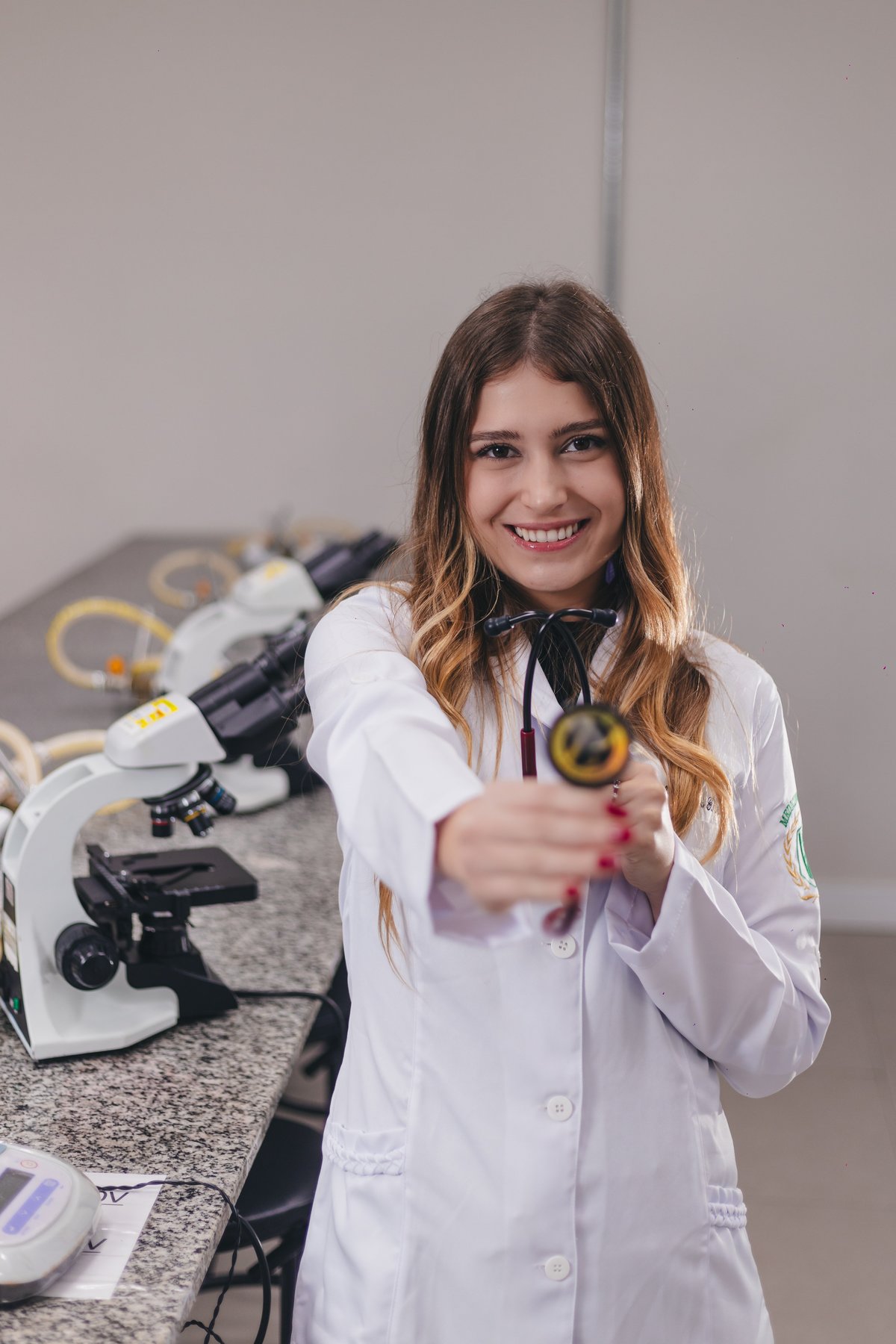 ensaio de formatura dos formandos de veterinária da universidade São Judas Campus Unimonte vestindo jaleco, pijama