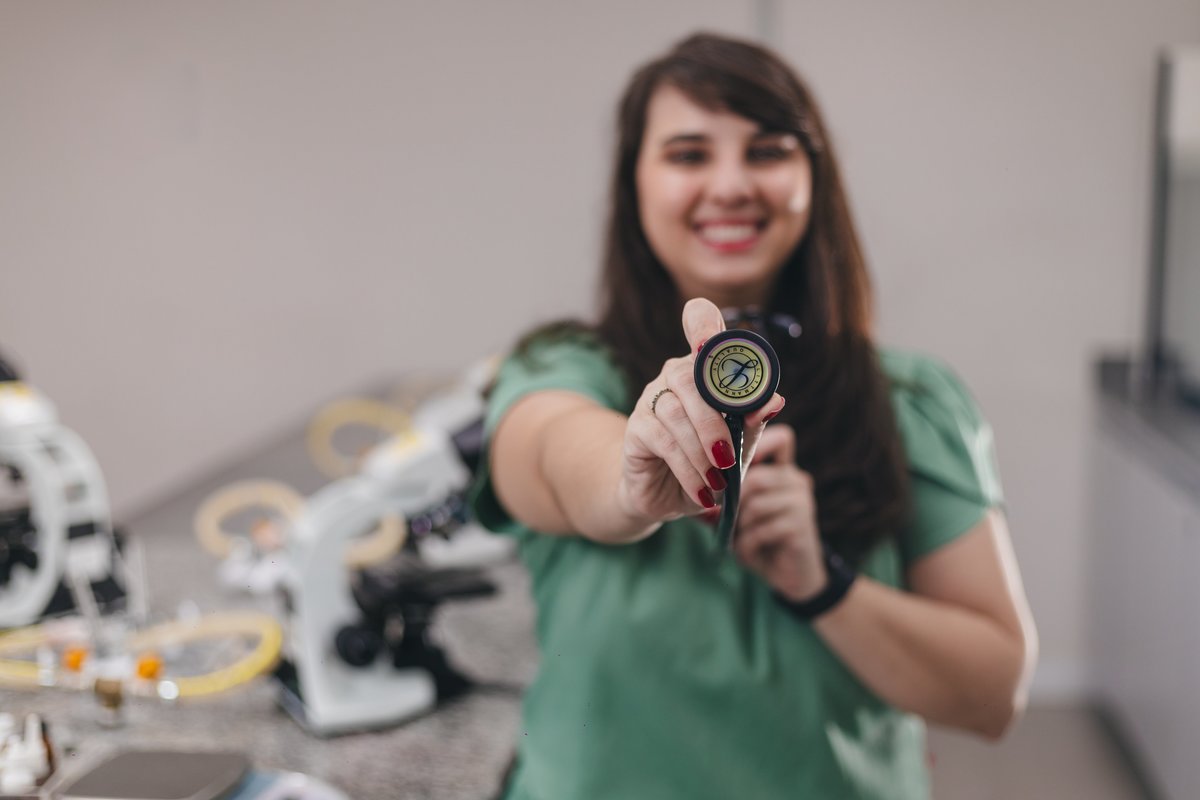 ensaio de formatura dos formandos de veterinária da universidade São Judas Campus Unimonte vestindo jaleco, pijama