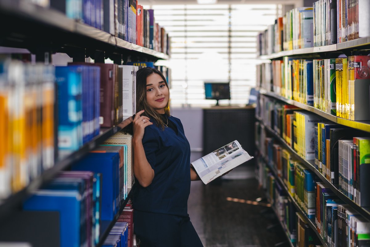ensaio de formatura dos formandos de veterinária da universidade São Judas Campus Unimonte vestindo jaleco, pijama