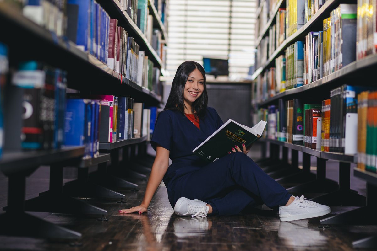 ensaio de formatura dos formandos de veterinária da universidade São Judas Campus Unimonte vestindo jaleco, pijama