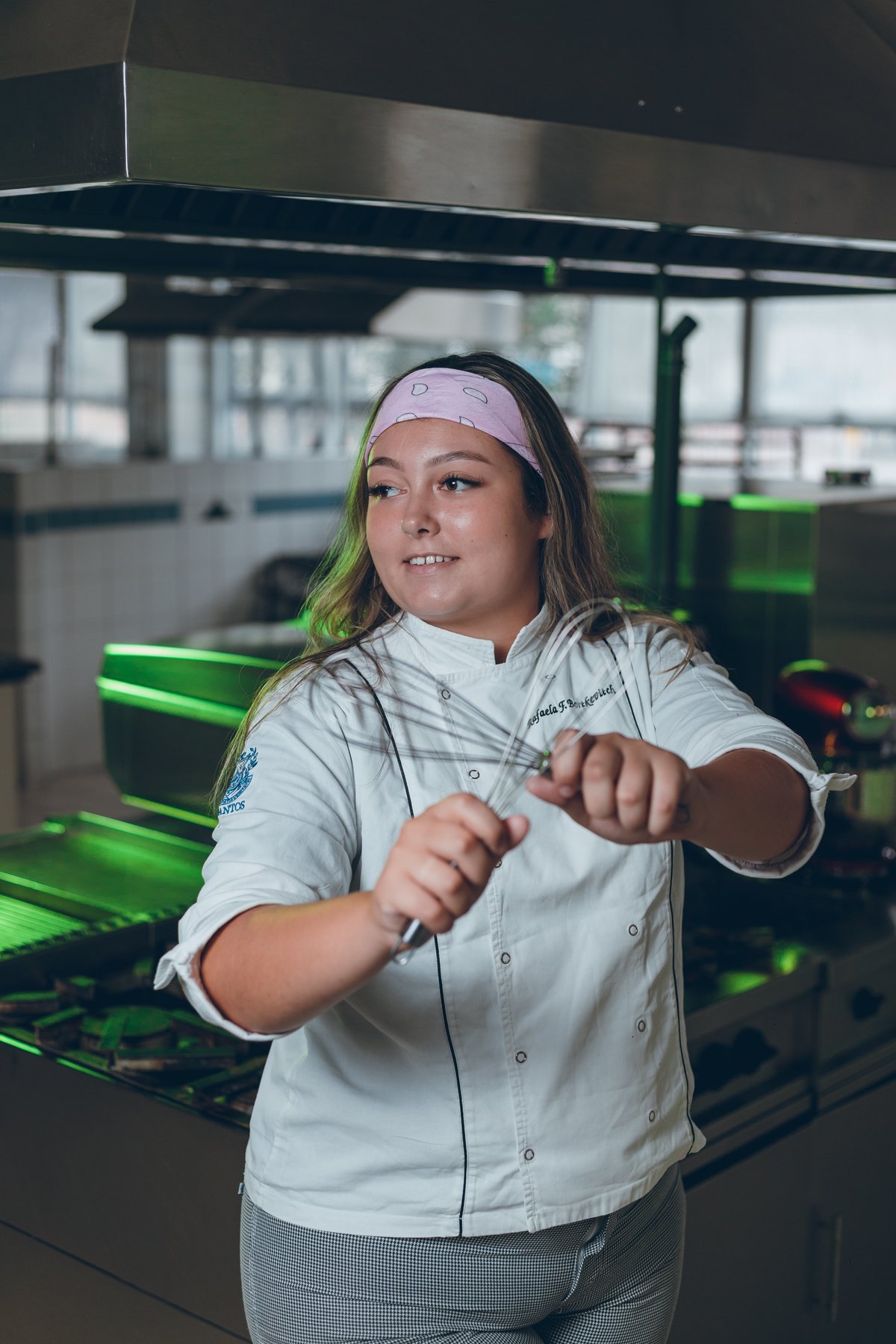 ensaio de formatura dos formandos de gastronomia da Universidade Católica de Santos, vestindo chef doula, cozinha, culinária