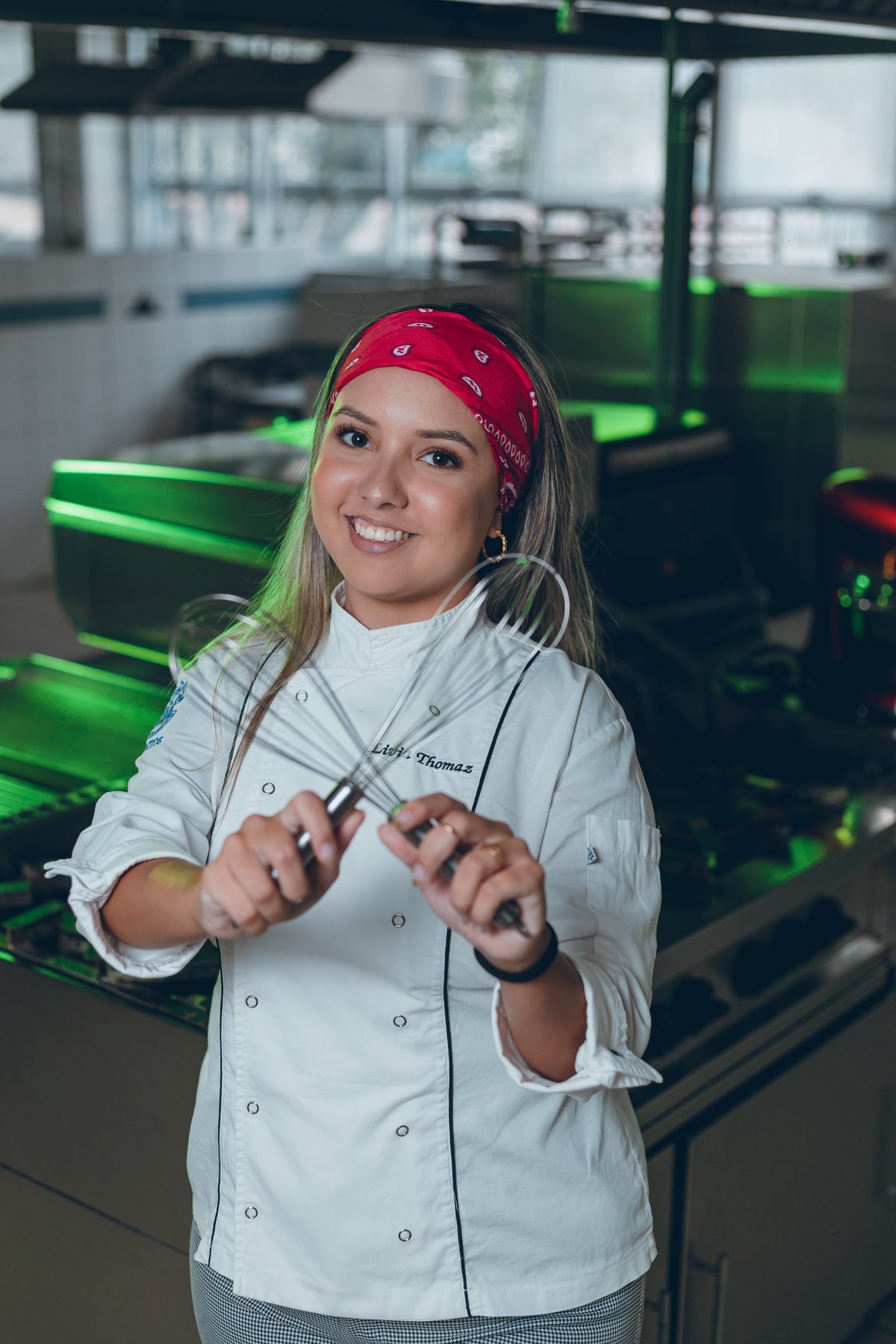 ensaio de formatura dos formandos de gastronomia da Universidade Católica de Santos, vestindo chef doula, cozinha, culinária