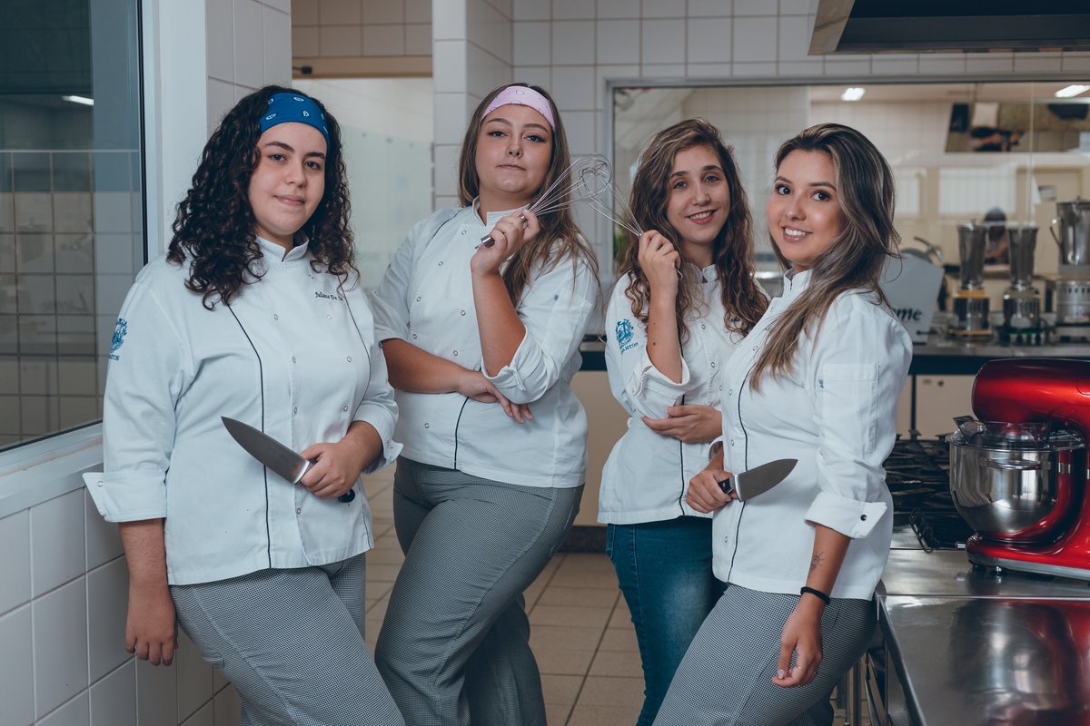 ensaio de formatura dos formandos de gastronomia da Universidade Católica de Santos, vestindo chef doula, cozinha, culinária