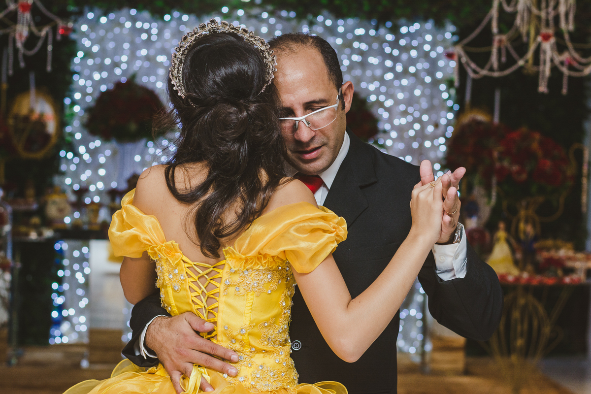 festa aniversario debutante 15 anos no Alegrias Buffet no Guarujá | sonho de princesa valsa dança balada cerimonia vestido inspiracao ideias criatividade decoracao | fotografo em Guaruja Ton Prans Fotografia