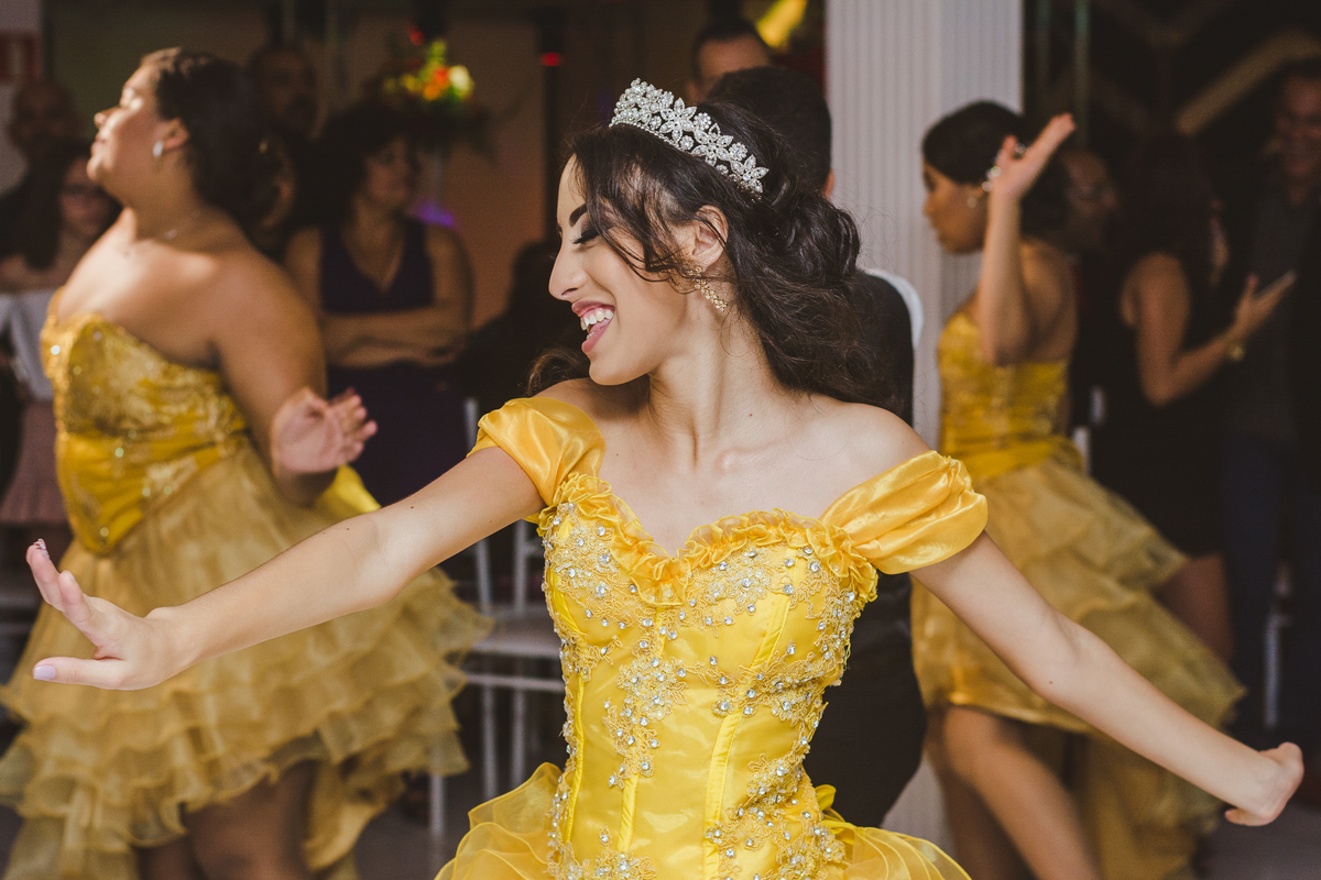 festa aniversario debutante 15 anos no Alegrias Buffet no Guarujá | sonho de princesa valsa dança balada cerimonia vestido inspiracao ideias criatividade decoracao | fotografo em Guaruja Ton Prans Fotografia