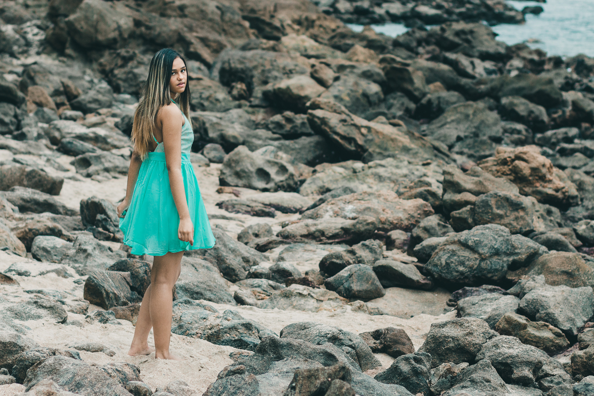 ensaio fotografico book debutante 15 anos na praia das Conchas no Guarujá | inspiracao ideias criatividade poses modelo | fotografo em Guaruja Ton Prans Fotografia