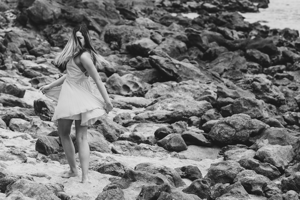 ensaio fotografico book debutante 15 anos na praia das Conchas no Guarujá | inspiracao ideias criatividade poses modelo | fotografo em Guaruja Ton Prans Fotografia