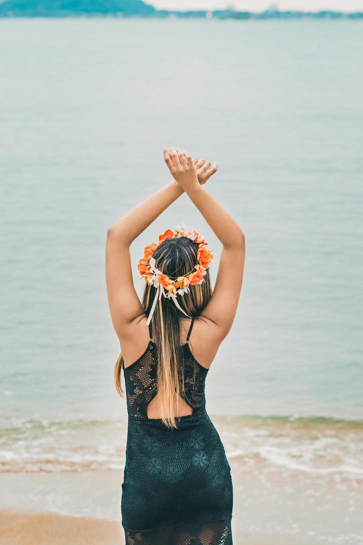 ensaio fotografico book debutante 15 anos na praia das Conchas no Guarujá | inspiracao ideias criatividade poses modelo | fotografo em Guaruja Ton Prans Fotografia