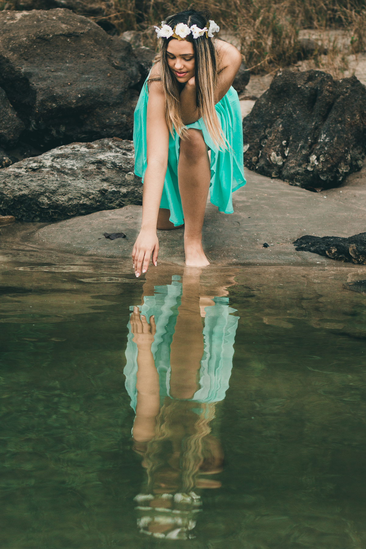 ensaio fotografico book debutante 15 anos na praia das Conchas no Guarujá | inspiracao ideias criatividade poses modelo | fotografo em Guaruja Ton Prans Fotografia