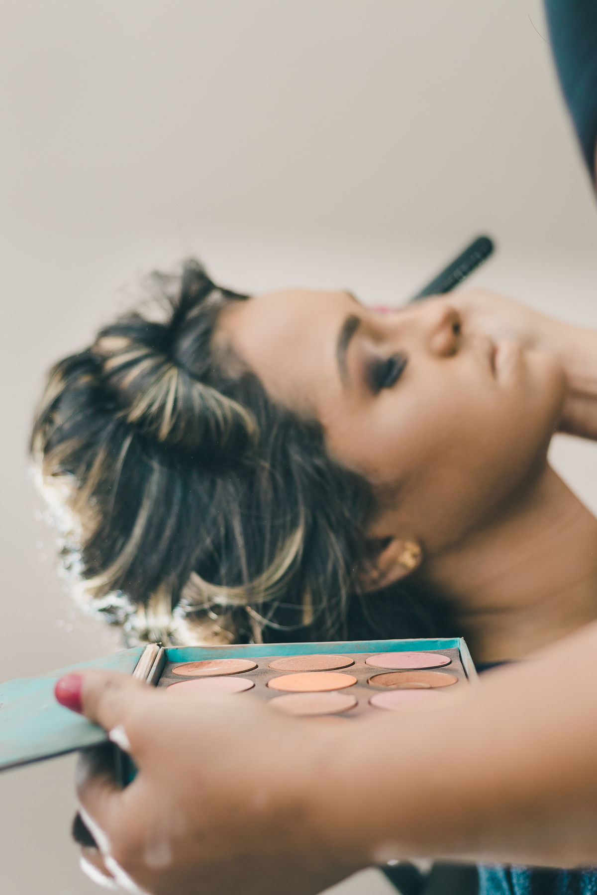 making of debutante 15 anos no Instituto Profissionalizante Erika Nogueira | maquiagem makeup make delineado batom | fotografo em Guaruja Ton Prans Fotografia