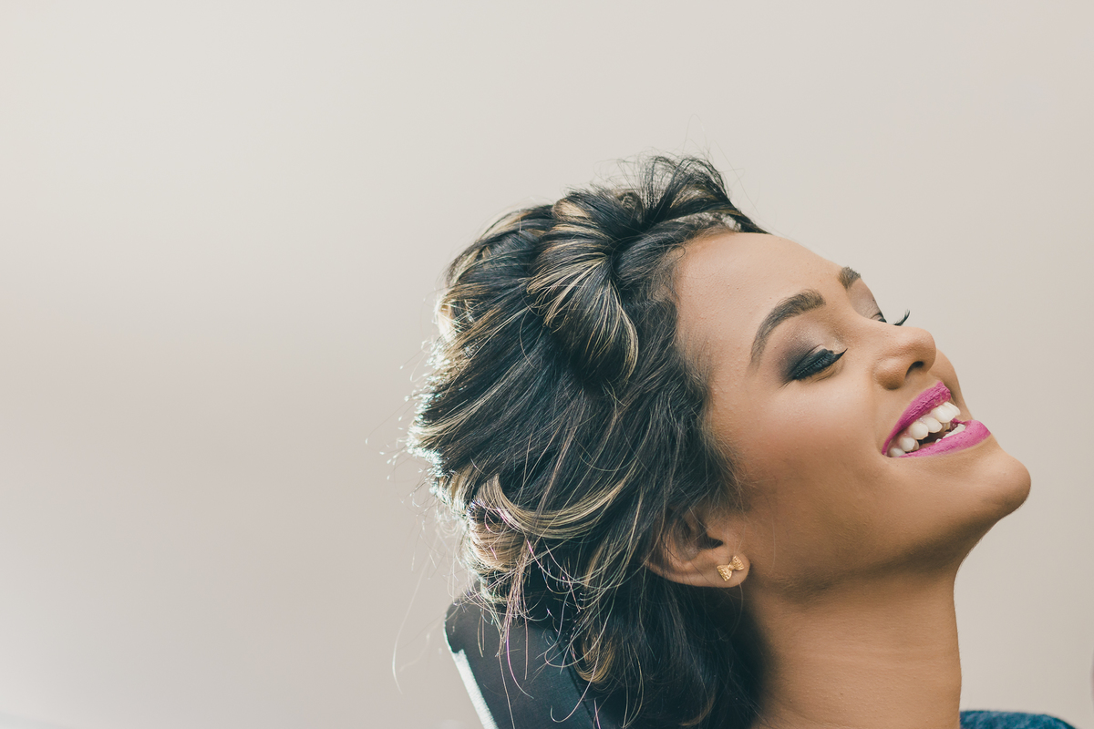 making of debutante 15 anos no Instituto Profissionalizante Erika Nogueira | maquiagem makeup make delineado batom | fotografo em Guaruja Ton Prans Fotografia