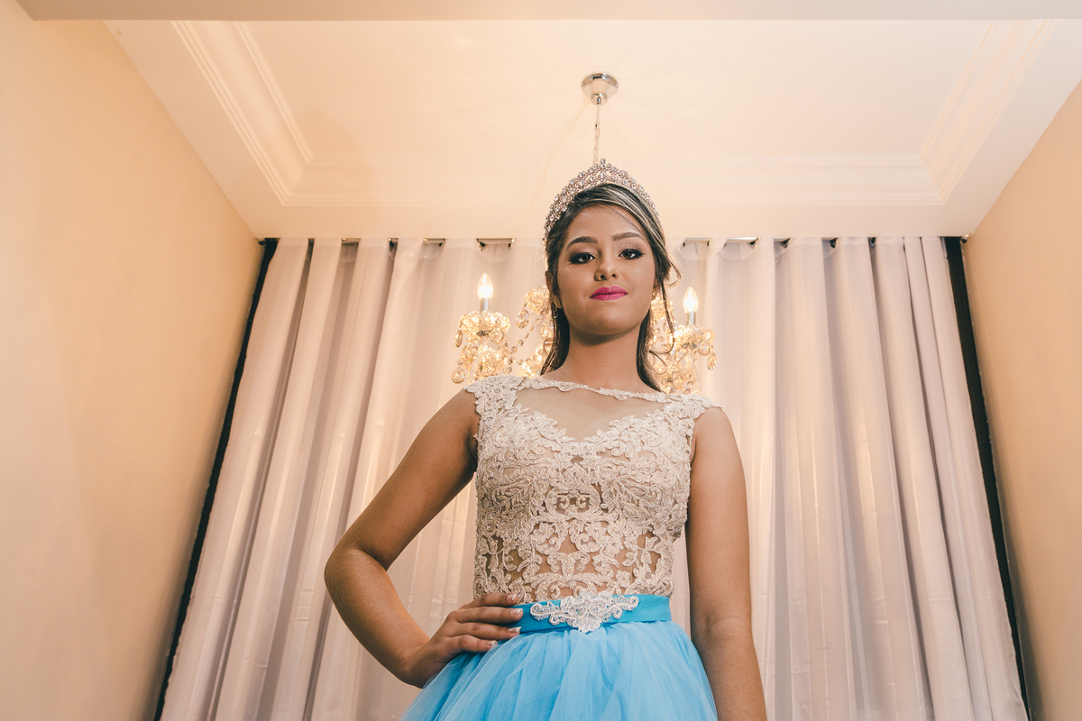 making of debutante 15 anos no Instituto Profissionalizante Erika Nogueira | maquiagem makeup make delineado batom | fotografo em Guaruja Ton Prans Fotografia