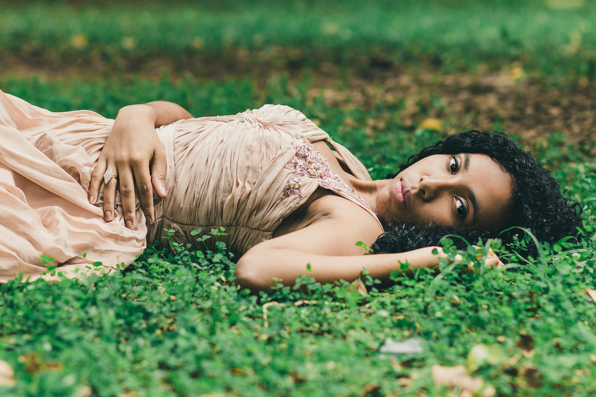 ensaio fotografico book debutante 15 anos no Jardim Botânico em Santos | inspiracao ideias criatividade poses modelo cabelo cacheado | fotografo em Guaruja Ton Prans Fotografia