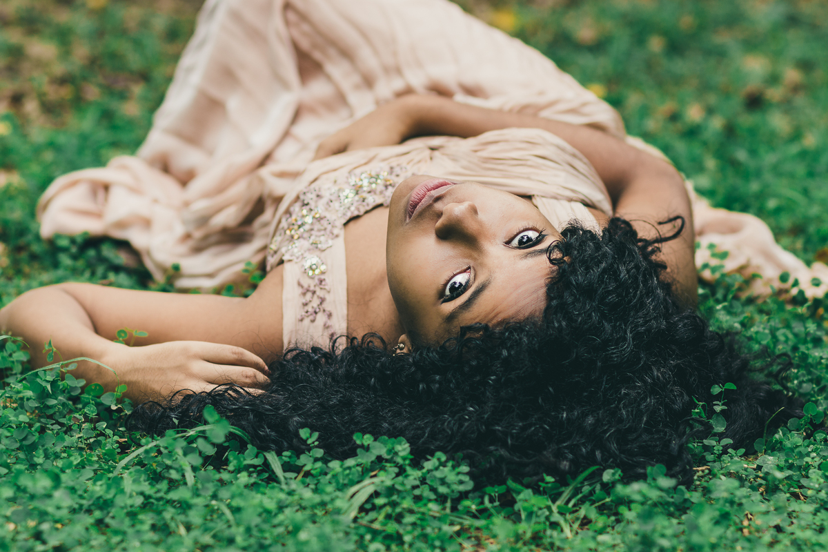 ensaio fotografico book debutante 15 anos no Jardim Botânico em Santos | inspiracao ideias criatividade poses modelo cabelo cacheado | fotografo em Guaruja Ton Prans Fotografia