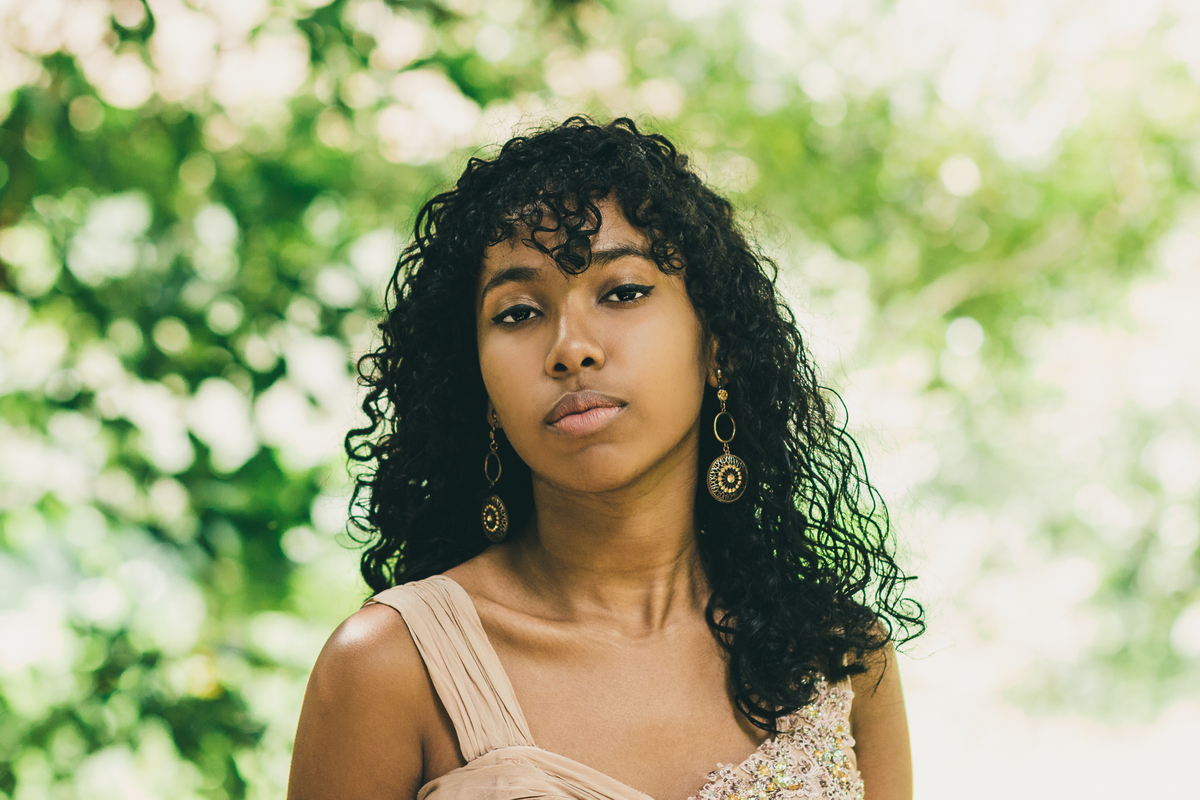 ensaio fotografico book debutante 15 anos no Jardim Botânico em Santos | inspiracao ideias criatividade poses modelo cabelo cacheado | fotografo em Guaruja Ton Prans Fotografia