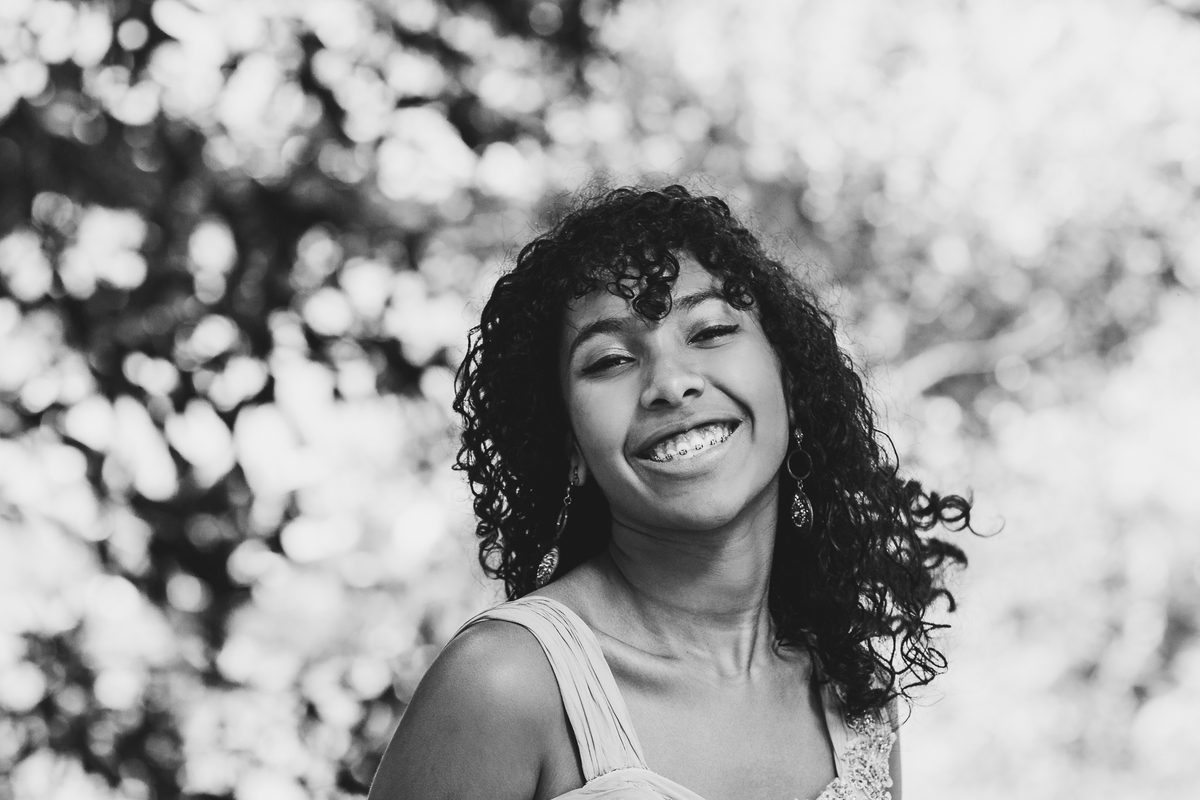 ensaio fotografico book debutante 15 anos no Jardim Botânico em Santos | inspiracao ideias criatividade poses modelo cabelo cacheado | fotografo em Guaruja Ton Prans Fotografia