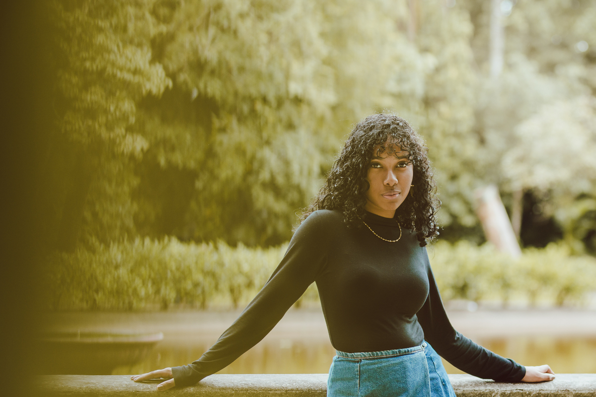 ensaio fotografico book debutante 15 anos no Jardim Botânico em Santos | inspiracao ideias criatividade poses modelo cabelo cacheado | fotografo em Guaruja Ton Prans Fotografia