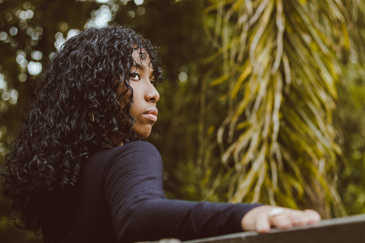 ensaio fotografico book debutante 15 anos no Jardim Botânico em Santos | inspiracao ideias criatividade poses modelo cabelo cacheado | fotografo em Guaruja Ton Prans Fotografia