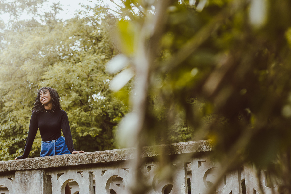 ensaio fotografico book debutante 15 anos no Jardim Botânico em Santos | inspiracao ideias criatividade poses modelo cabelo cacheado | fotografo em Guaruja Ton Prans Fotografia