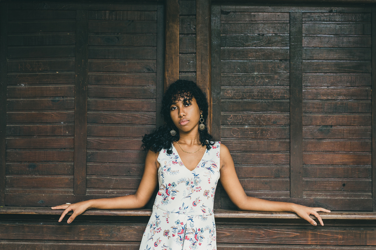 ensaio fotografico book debutante 15 anos no Jardim Botânico em Santos | inspiracao ideias criatividade poses modelo cabelo cacheado | fotografo em Guaruja Ton Prans Fotografia