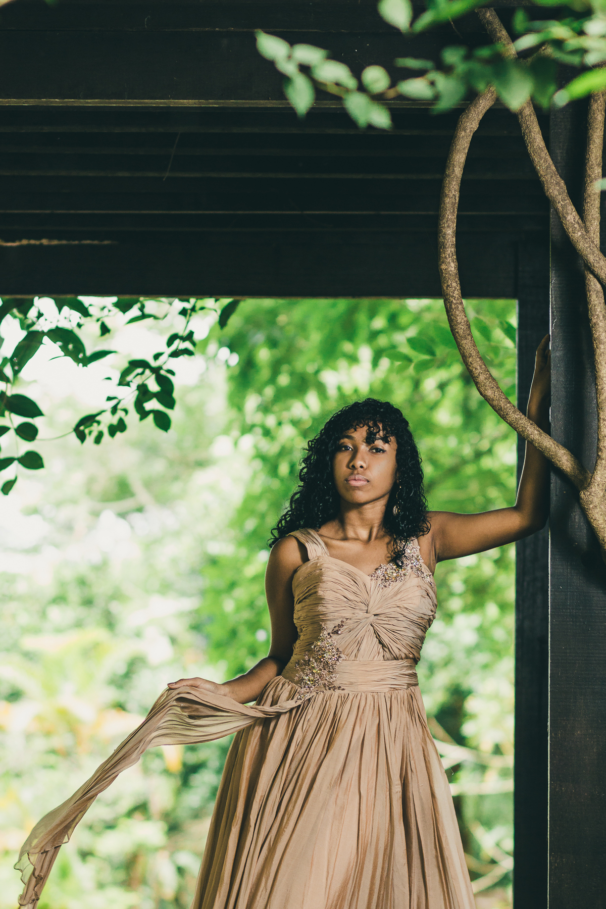 ensaio fotografico book debutante 15 anos no Jardim Botânico em Santos | inspiracao ideias criatividade poses modelo cabelo cacheado | fotografo em Guaruja Ton Prans Fotografia