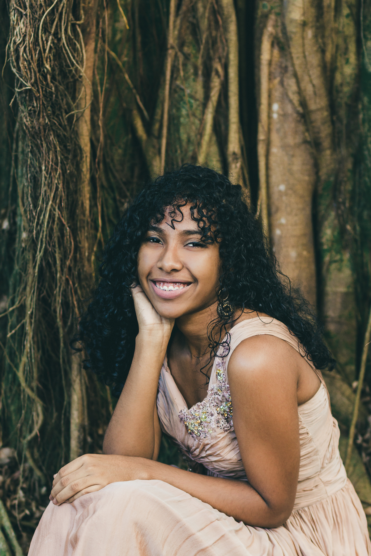 ensaio fotografico book debutante 15 anos no Jardim Botânico em Santos | inspiracao ideias criatividade poses modelo cabelo cacheado | fotografo em Guaruja Ton Prans Fotografia
