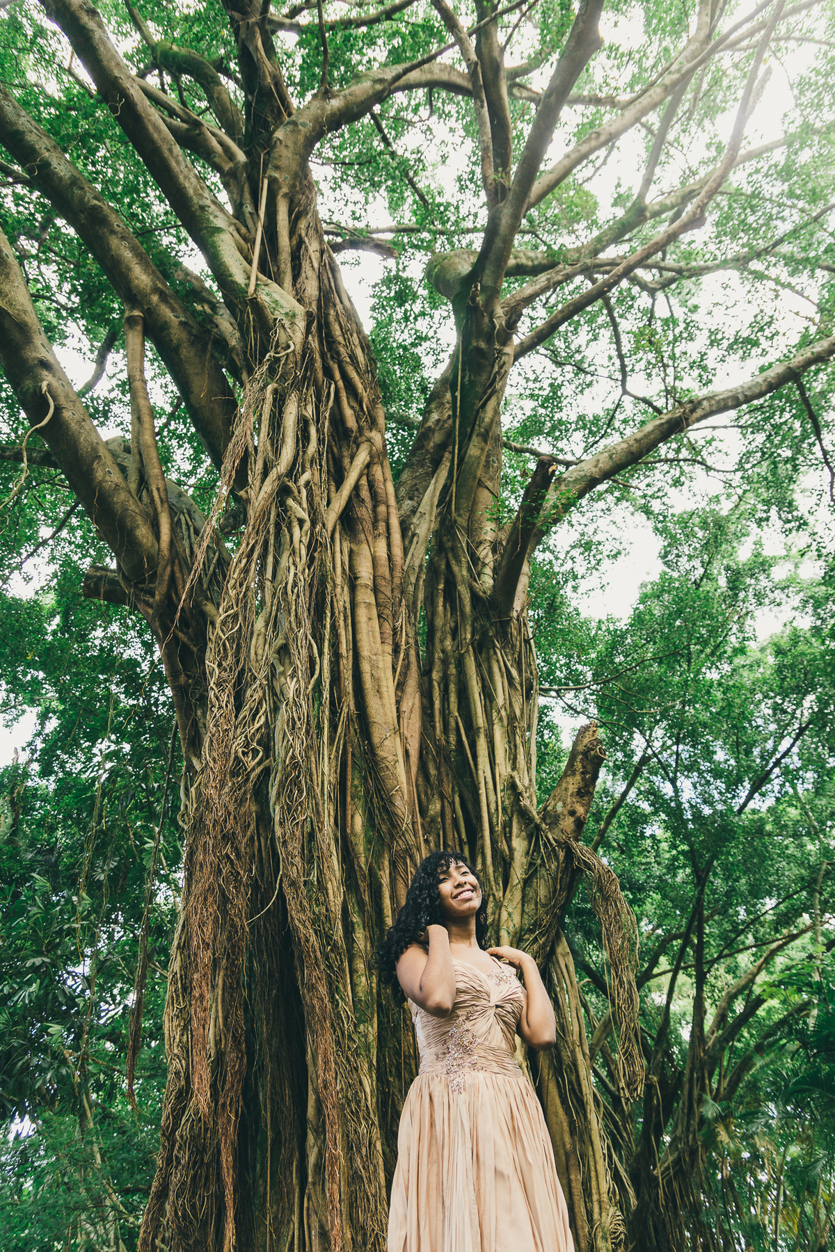 ensaio fotografico book debutante 15 anos no Jardim Botânico em Santos | inspiracao ideias criatividade poses modelo cabelo cacheado | fotografo em Guaruja Ton Prans Fotografia