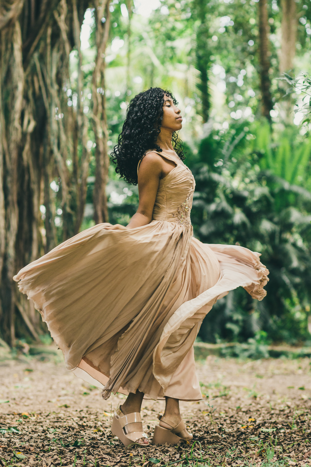 ensaio fotografico book debutante 15 anos no Jardim Botânico em Santos | inspiracao ideias criatividade poses modelo cabelo cacheado | fotografo em Guaruja Ton Prans Fotografia