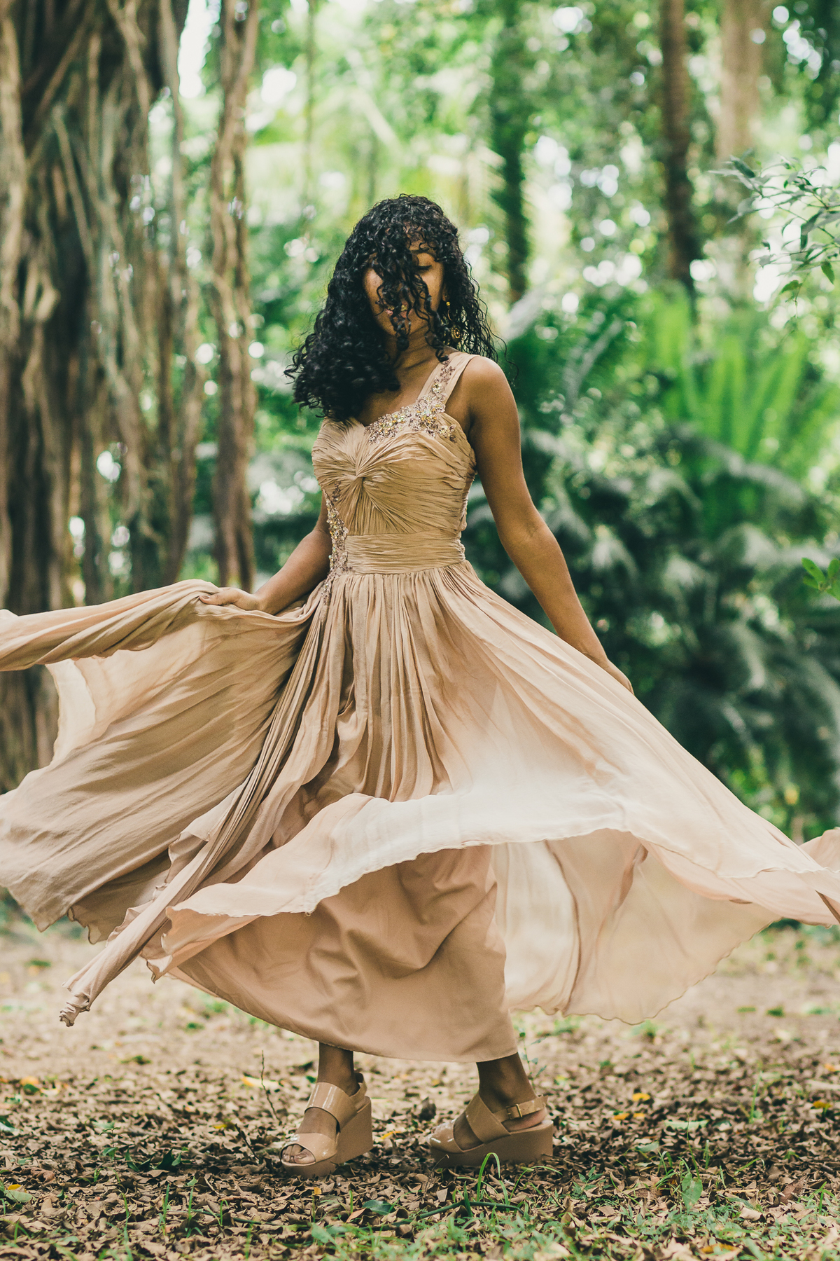 ensaio fotografico book debutante 15 anos no Jardim Botânico em Santos | inspiracao ideias criatividade poses modelo cabelo cacheado | fotografo em Guaruja Ton Prans Fotografia