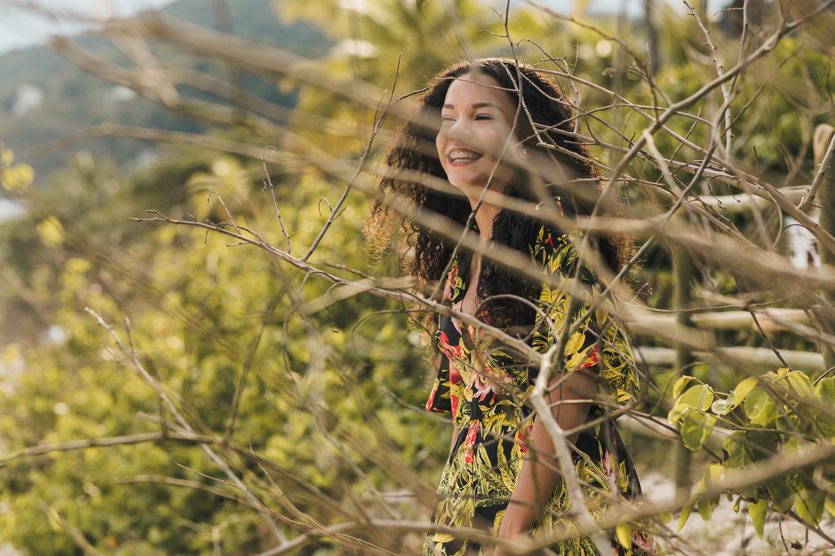 ensaio fotografico book debutante 15 anos na praia de Sao Pedro e Conchas | inspiracao ideias criatividade poses modelo | fotografo em Guaruja Ton Prans Fotografia