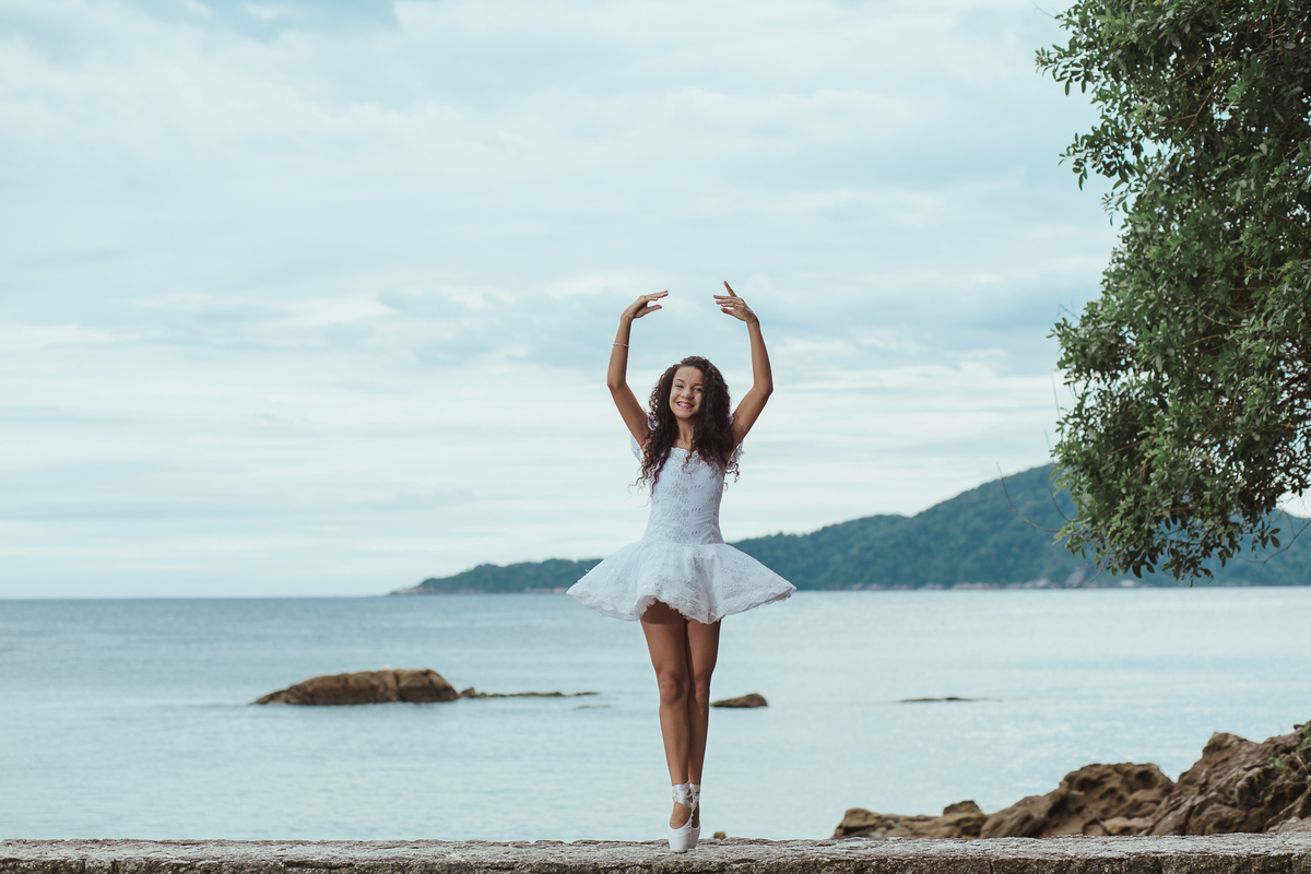 ensaio fotografico book debutante 15 anos na praia de Sao Pedro e Conchas | inspiracao ideias criatividade poses modelo bale ballet danca | fotografo em Guaruja Ton Prans Fotografia