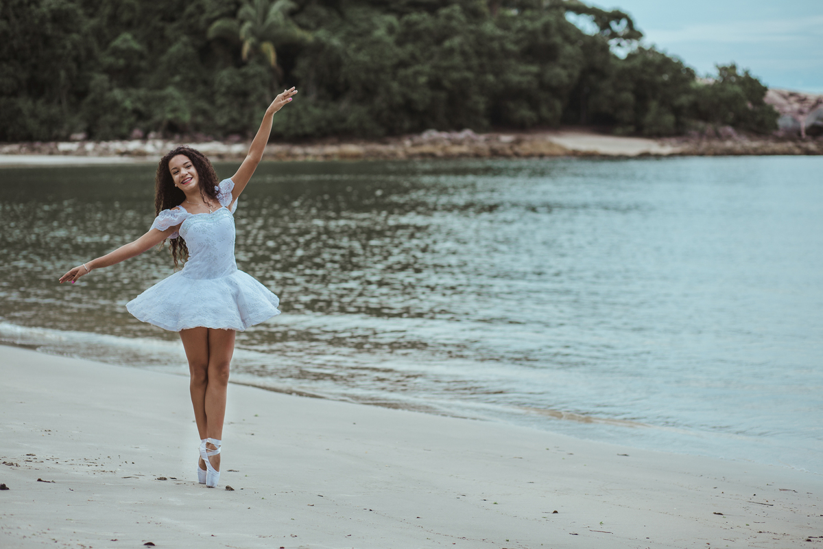 ensaio fotografico book debutante 15 anos na praia de Sao Pedro e Conchas | inspiracao ideias criatividade poses modelo bale ballet danca | fotografo em Guaruja Ton Prans Fotografia