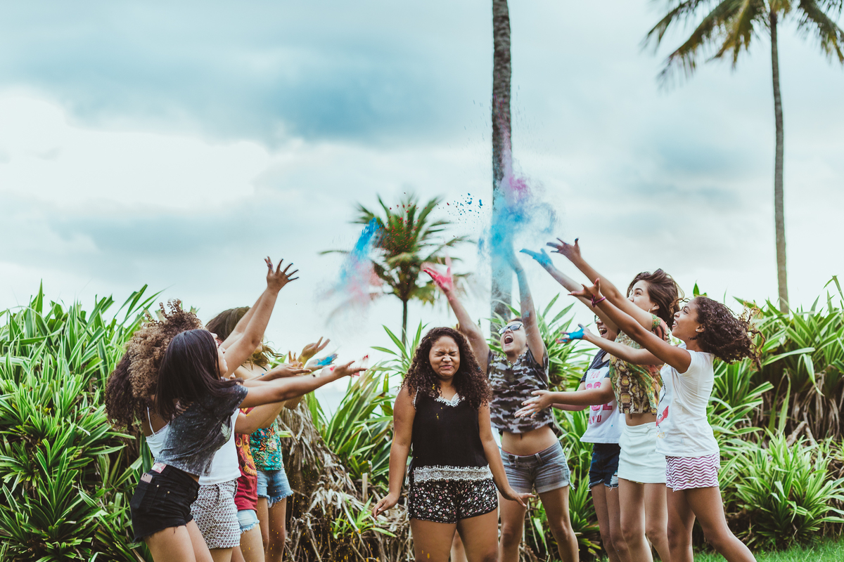 ensaio fotografico book debutante 15 anos na praia do Guaiuba com amigas e brincadeira com tintas | inspiracao ideias criatividade poses modelo | fotografo em Guaruja Ton Prans Fotografia