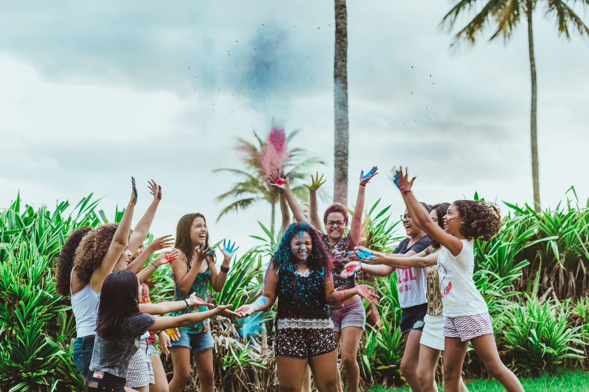 ensaio fotografico book debutante 15 anos na praia do Guaiuba com amigas e brincadeira com tintas | inspiracao ideias criatividade poses modelo | fotografo em Guaruja Ton Prans Fotografia