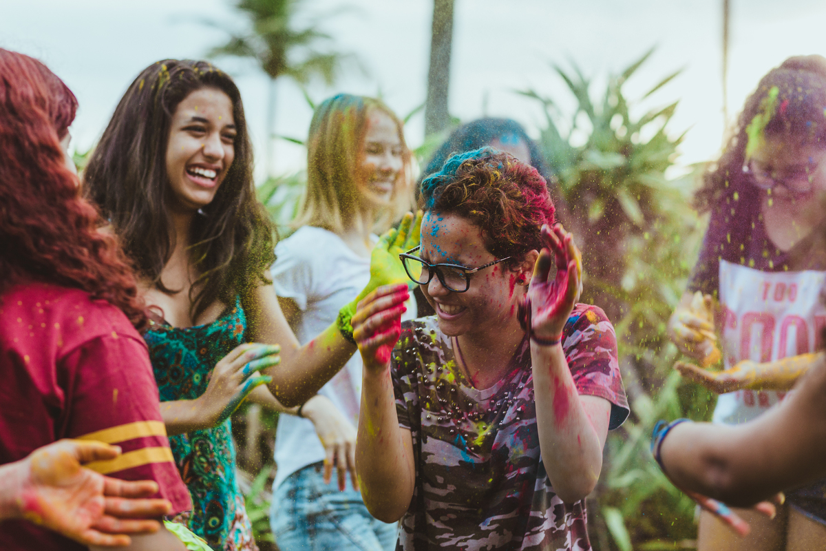 ensaio fotografico book debutante 15 anos na praia do Guaiuba com amigas e brincadeira com tintas | inspiracao ideias criatividade poses modelo | fotografo em Guaruja Ton Prans Fotografia